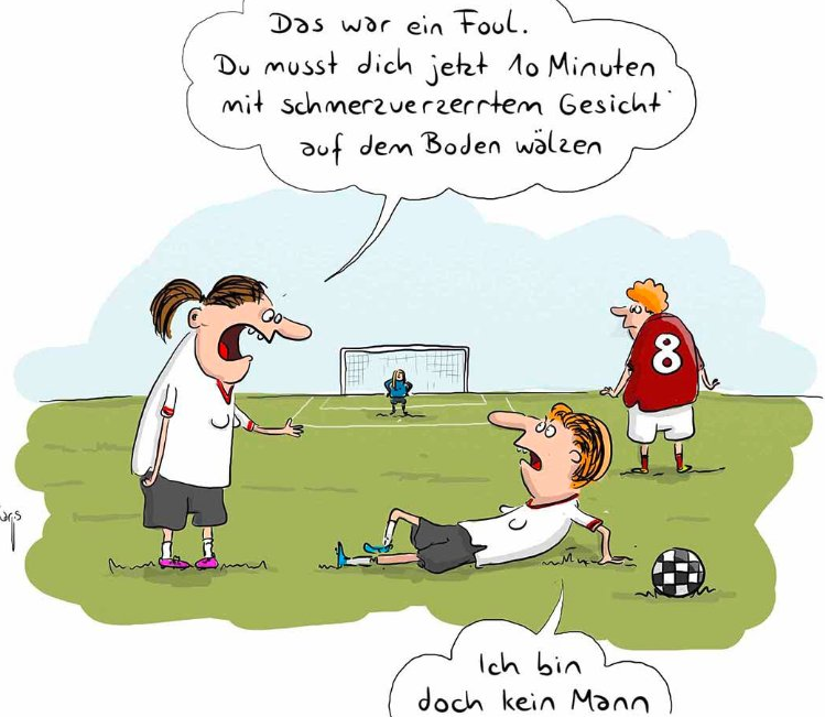 Cartoon: eine Spielerin ruft einem am Boden liegenden Mitspieler zu „Das war ein Foul. Du musst dich jetzt 10 Minuten mit schmerzverzerrtem Gesicht auf dem Boden wälzen“ — er antwortet „Ich bin doch kein Mann“