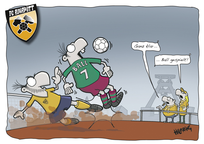 Cartoon: ein Spieler mit der Rückennummer 7 und dem Schriftzug „BALL“ auf dem Trikot räumt einen Gegner ab, während der Ball daneben durch die Luft fliegt — zwei Zuschauer am Zaun sagen „Ganz klar… Ball gespielt!“