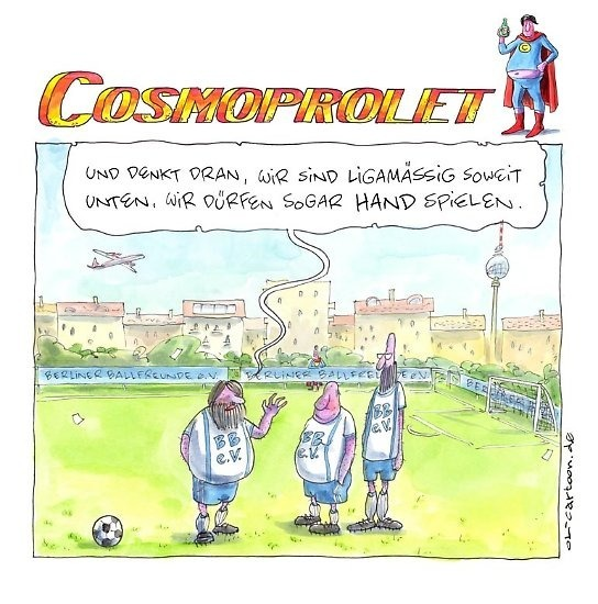 Cartoon „Cosmoprolet“: drei Spieler der Berliner Ballfreunde stehen auf dem Platz, einer sagt „Und denkt dran, wir sind ligamäßig soweit unten, wir dürfen sogar Hand spielen.“